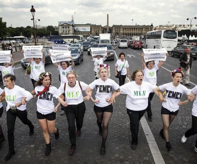 Activistas del grupo feminista Femen y de la organizacin francesa MLV (Movimiento de Liberacin de las Mujeres) se manifiestaron frente a la Asamblea Nacional francesa en Pars. Foto: EFE