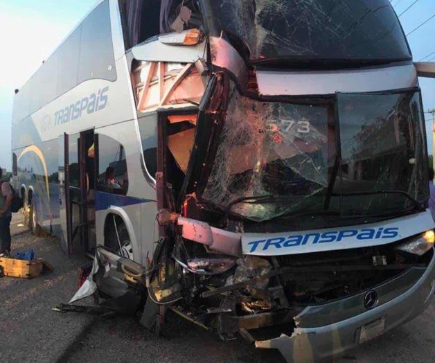 Deja 7 pasajeros lesionados choque de Transpaís contra tráiler