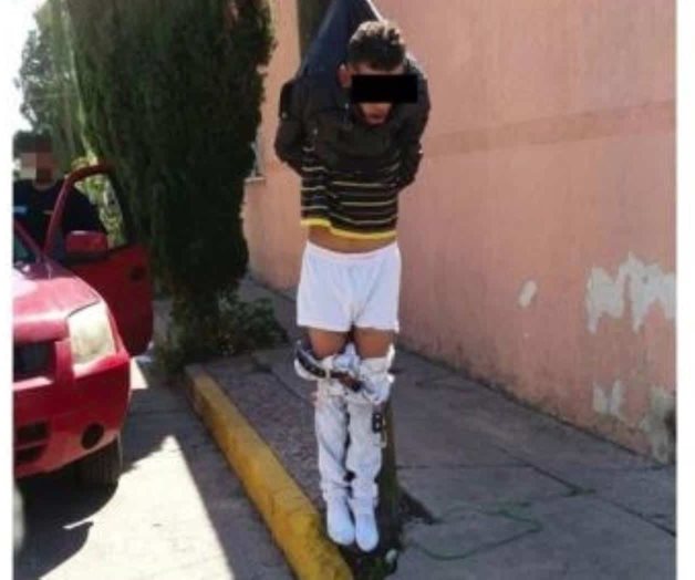 Aguascalientes: Dejan colgado a ladrón de un poste y con los pantalones abajo. Noticias en tiempo real