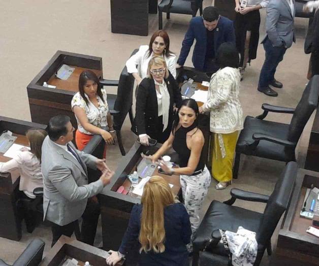 Disputan diputados por ´falsificar´ firma: Suspende Congreso sesión tras acusaciones de panistas 