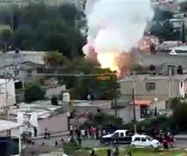 Mueren 2 por explosión de polvorín en Tultepec